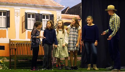 Die jungen Schauspieler, von links nach rechts: Luisa Zemaj, Mara Kessmann, Anna-Sophie Wolff, Alina-Marie Zils, Jana Kessmann und Jannis Schoger